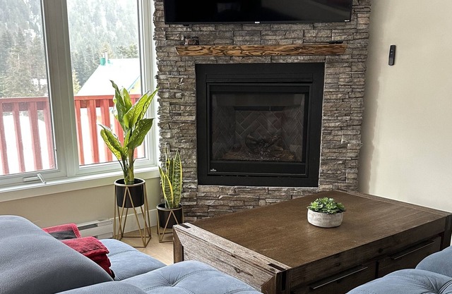 Family Cabin With Hot Tub, Close to Summer Fun