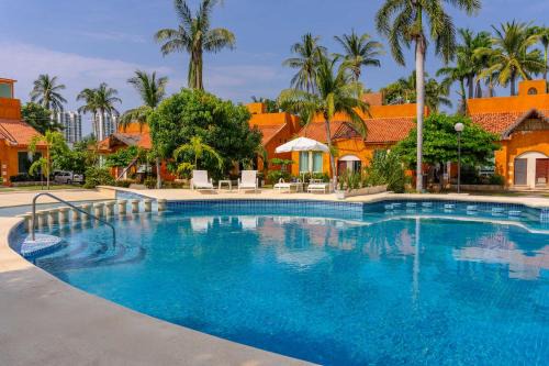 Family Condo with 3 Bedrooms Pool & Hot tub