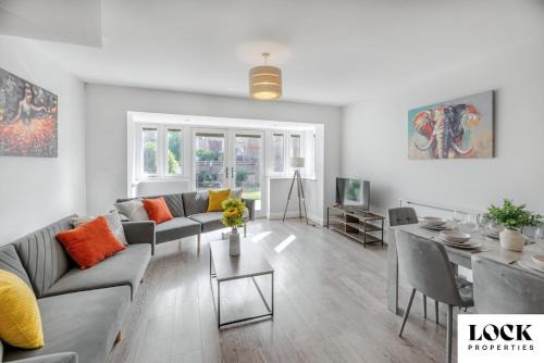 Family & Contractor Friendly 3 bed house Sleeps 8 in Maidenhead