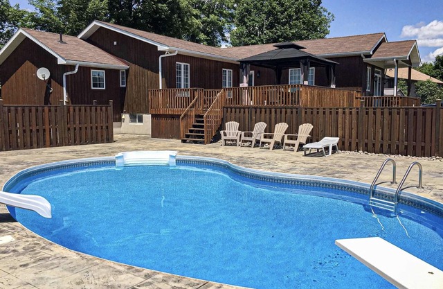 Riverfront All-Year-Round Cottage with the hot tub & pool