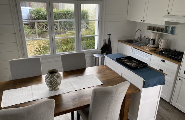 Family cottage with garden 200 metres from the beach