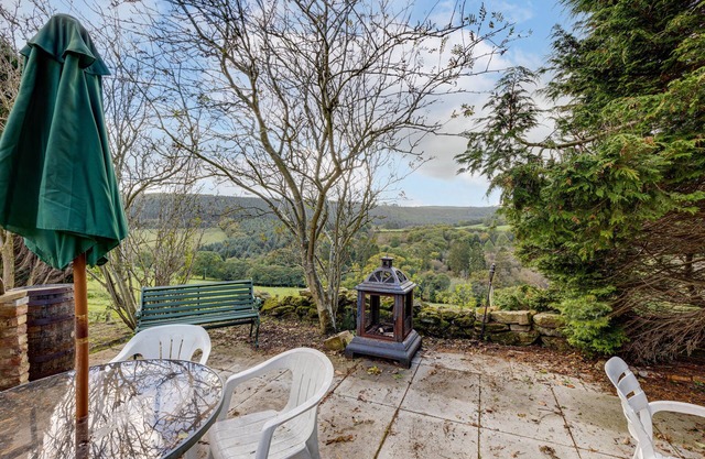 Family Country Cottage With a Private Valley View