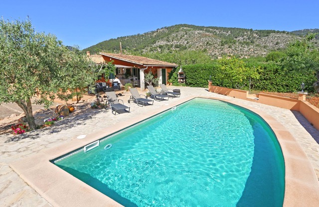 Moderna casa de campo al pie de las montañas, en un lugar tranquilo pueblo, piscina privada, internet