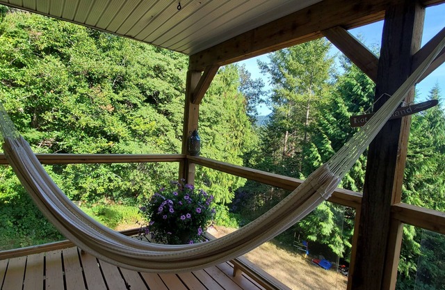 Family & dog friendly for 6 people - walking distance to 4 lakes!