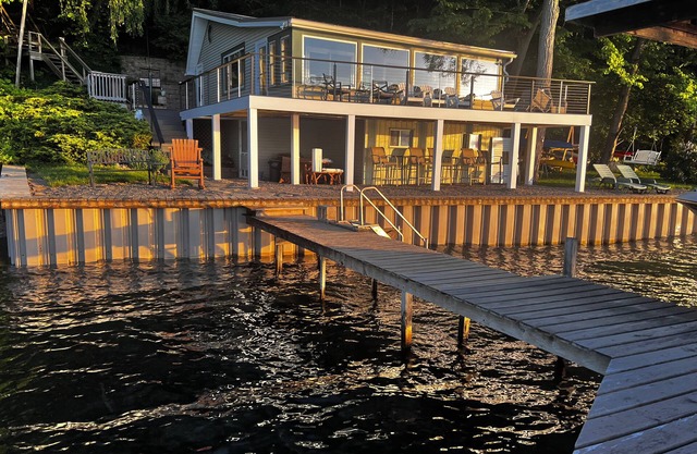 Family/Dog Friendly cottage on Seneca Lake @ Long Point Beach with awesome views