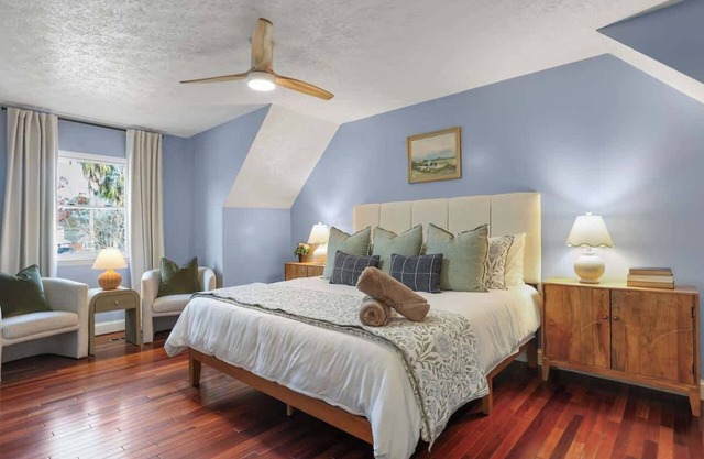 Family & dog-friendly house w pool & entertainment