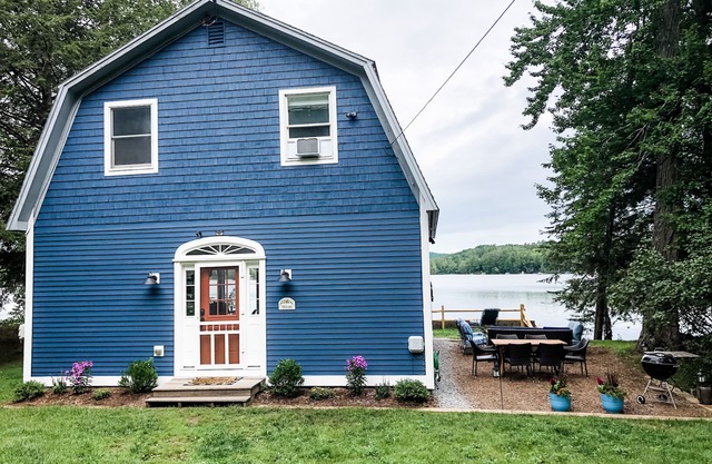Charming Lakefront Cottage near Mount Sunapee