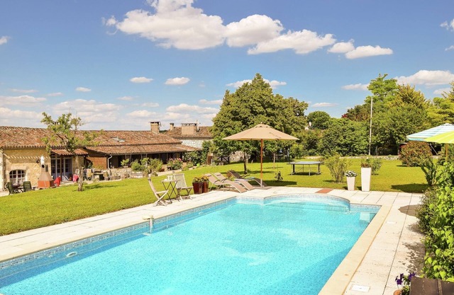 Villa en Saint-Eutrope-de-Born con Piscina