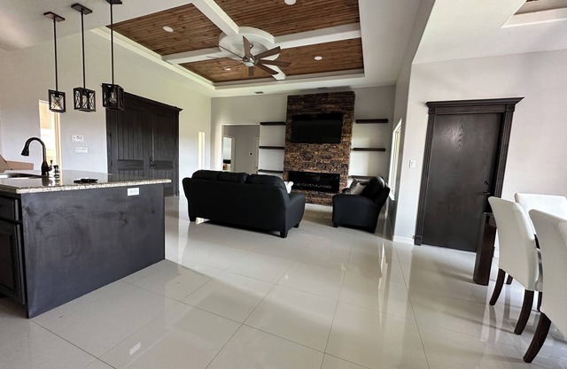 Family Escape Home w/playground 5 minutes from shopping centers & restaurants