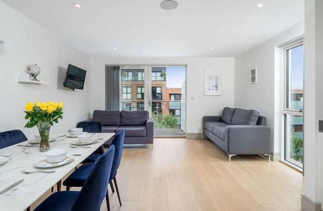 Family Flat with Balcony views in Tottenham-15mins from Central London