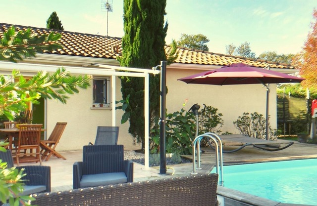 Family house swimming pool garden 1000m² trampoline ping-pong basketball cleaning