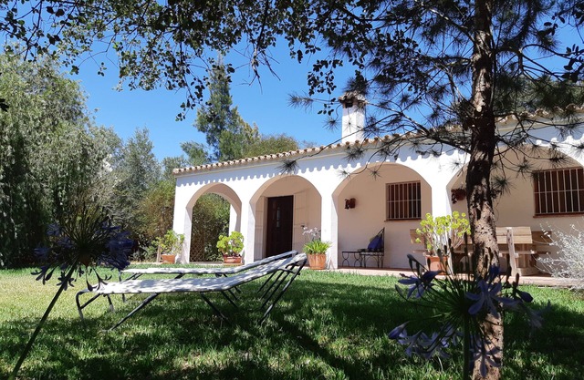 Casa familiar situada en una finca con piscina, cerca de Vejer, playas y restaurantes.