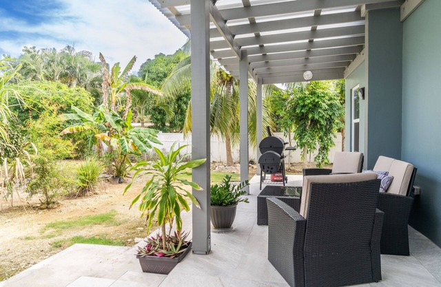Family-friendly, 7 minutes from the beach! Only assistance animals allowed.