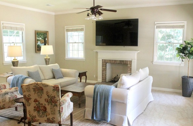 Family friendly house on quiet corner in downtown St. Francisville