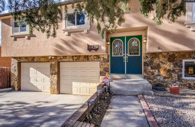 Family-friendly home, game room, mountain views, access walking trail/ yard