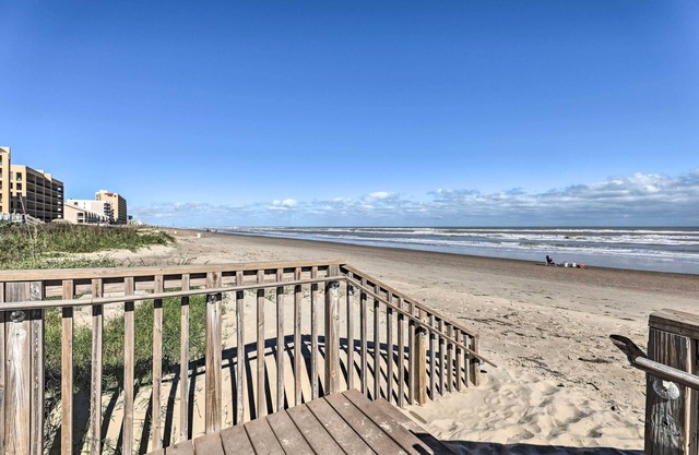 Family-friendly South Padre Island Escape w/ Grill