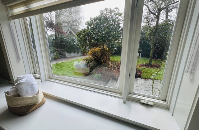 Family friendly 1 bedroom with private bathroom and shared living room