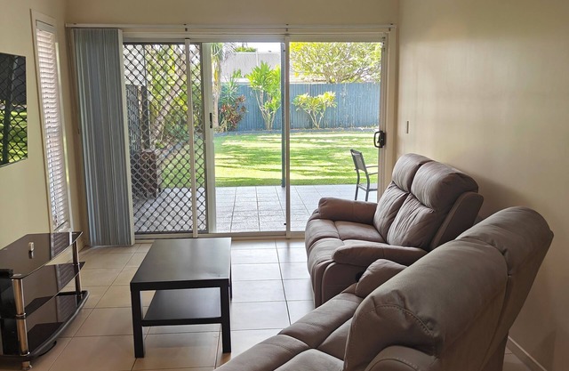 Family-friendly, 2 min to the water, 10 min walk to water-park and wading pool