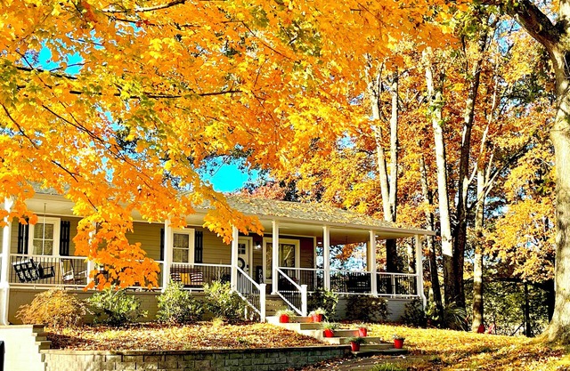 HorsePower Theme! 2-Car Garage. 3 mi to I-65. Fire pit. Ping Pong. Family Games!