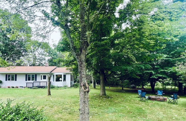 Family friendly 2 br house with lake view, 3 min drive to beach