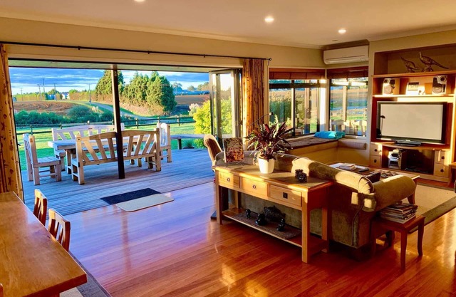 Family Friendly 3 Bedroom Farmhouse with Spa Pool