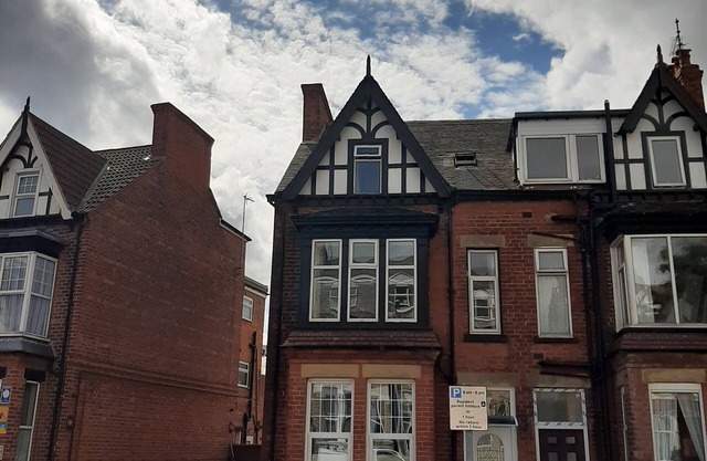 Family friendly, 3 bedrooms with parking & garden. Close to beach and town.