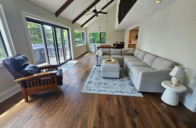 Family-Friendly 3BR Cottage Sleeps 8 Waterfront Pet-Friendly AC+Heat