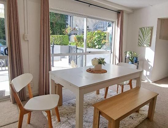 family friendly 3BR flat - 3min walk to the beach - self contained