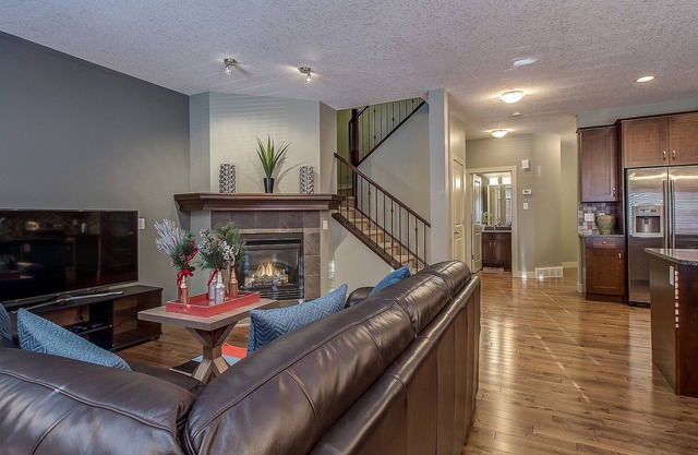 Family friendly 4 bedrooms duplex at the foothills of Rocky Mountain
