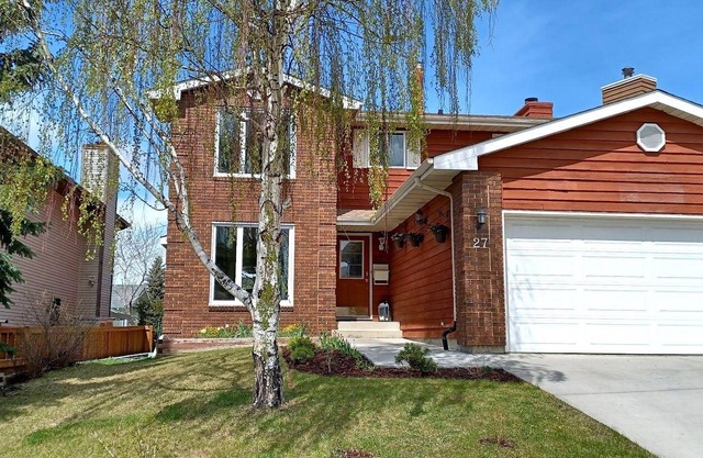 Family friendly 4 bedroom house with Mtn view- backs onto a park with playground