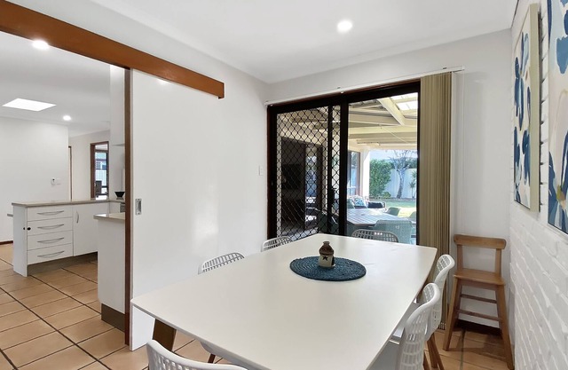 Family Friendly 4 Bedroom 100m from Beach