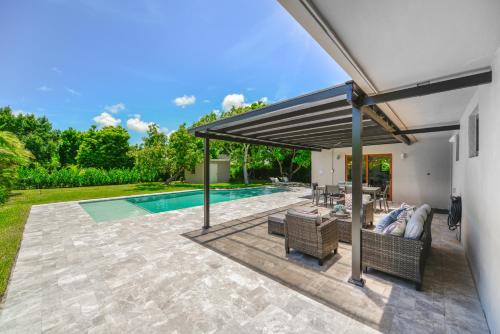 Family-Friendly 4BR House with Pool in Westchester Miami