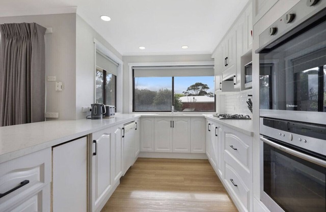 Family friendly 5 bedroom house with large yard