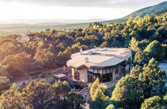 Family friendly adobe w/ Hot Tub, 20 min to Taos Ski Valley - Hiking & Skiing