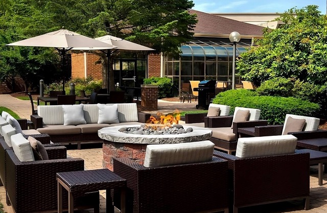 Family-Friendly Adventure: 2 Budget Rooms w/ Pool Access: Near Bowen's Wharf