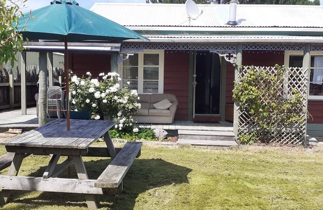Disfrute del encanto rústico de la familia Whare Pukeko Beach Bach