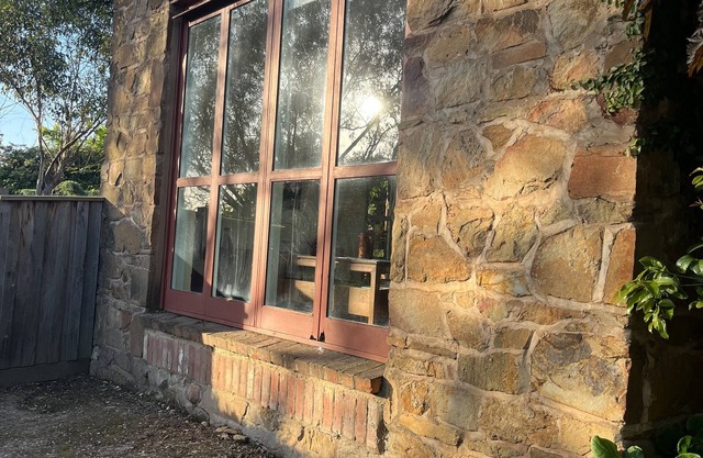 Family friendly apartment walking distance to Castlemaine’s restaurants.