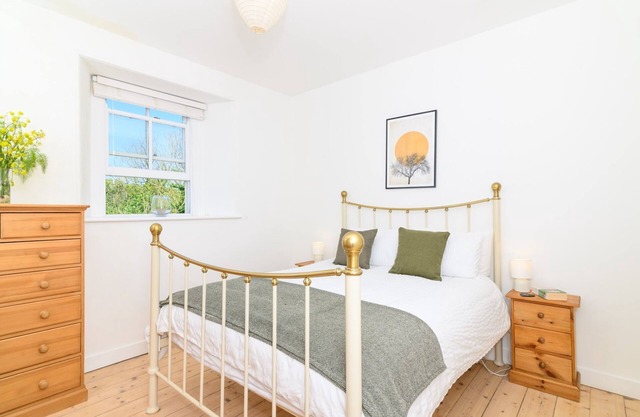 Family Friendly Apartment above Praa Sands Beach, Dog Friendly, Garden & Parking