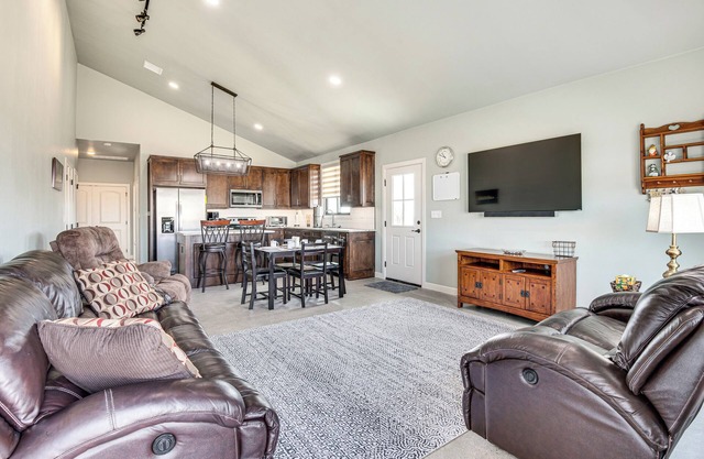 Family-Friendly Apt w/ Lake Views in Ponca City!