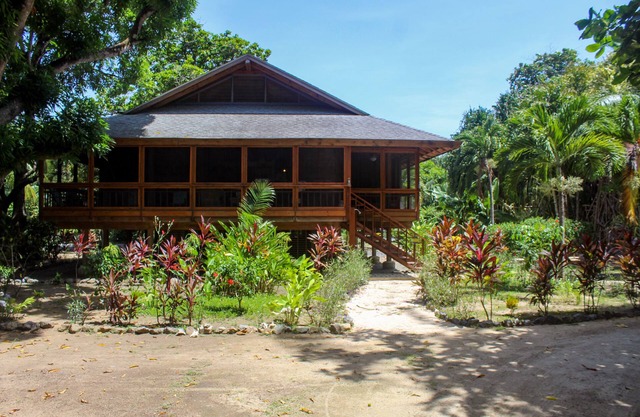 Bungalow familiar en la playa | Resort de buceo ecológico privado con piscina y playa
