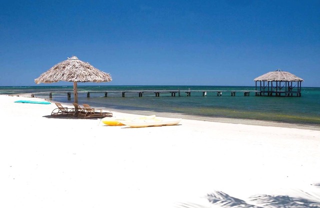 Bungalow familiar en la playa | Resort de buceo ecológico privado con piscina y playa