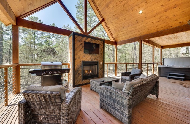 Family-Friendly Broken Bow Cabin Rental w/ Hot Tub