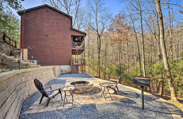 Family-Friendly Cabin ~ 1 Mile to Hike & Swim!