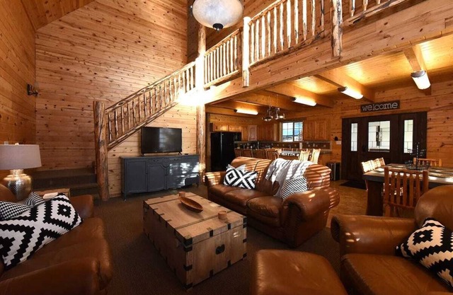 Family-Friendly Cabin Near Yellowstone with Hot Tub and Outdoor Fire Pit