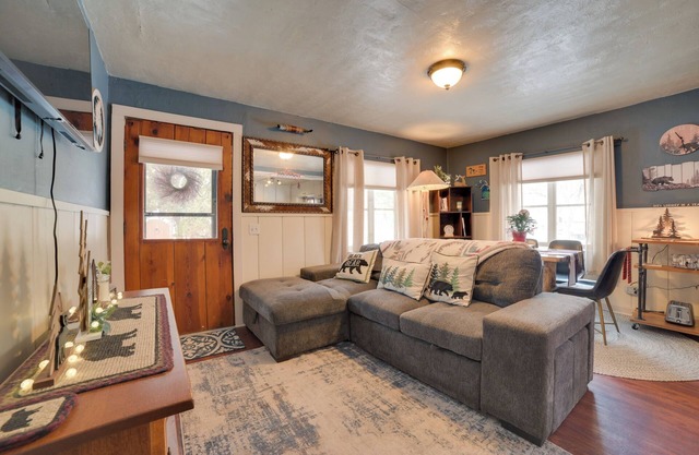 Family-Friendly Cabin: Walk to Lake Access!