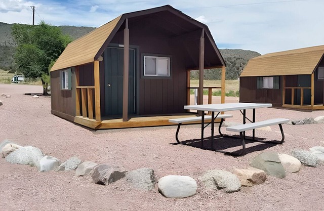 Cozy 2-bed cabin in delightful Cañon City with WiFi, AC