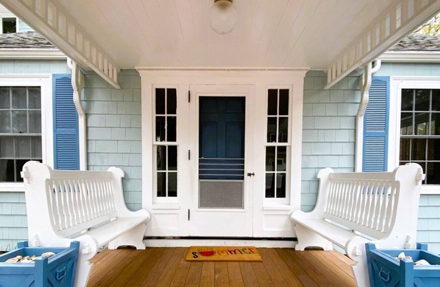 Family-Friendly Cape Cottage Just 3 Minute walk to Beach!
