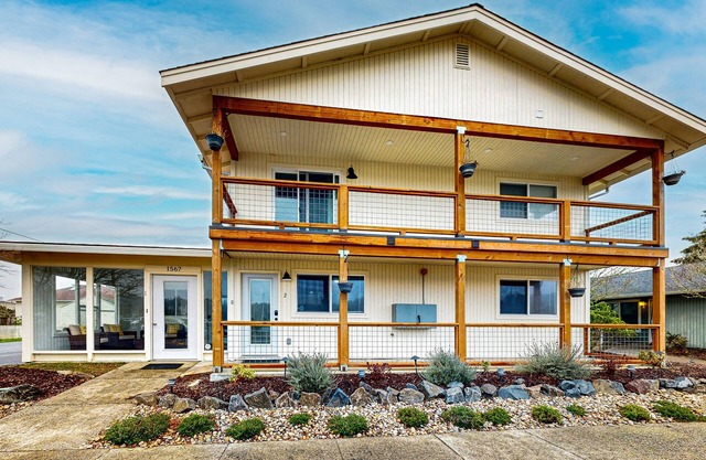 Family-friendly condo with kitchen, close to river, downtown & WIFI