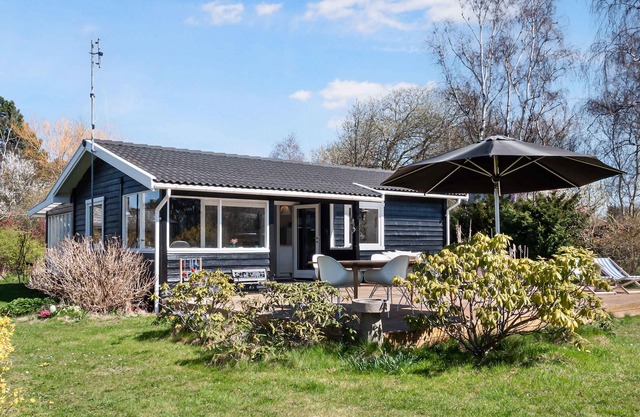 Family-friendly holiday home, 300 m from the beach