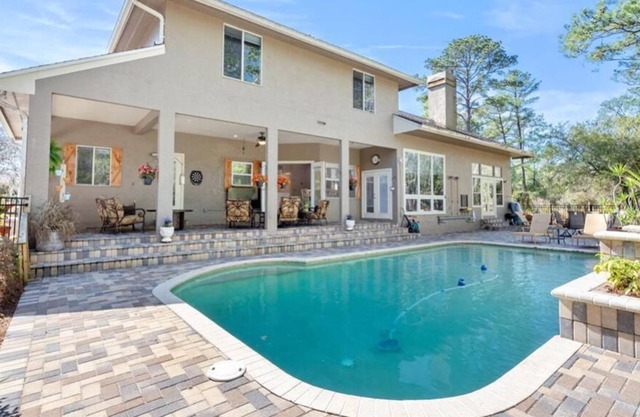 Family-friendly estate in quiet Orlando neighborhood - pool, patio, space!